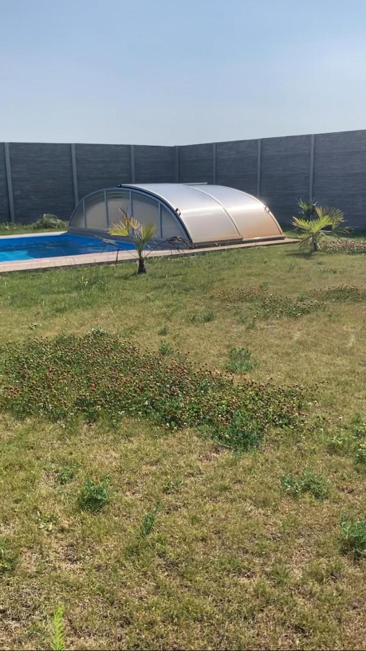 5 Izbovy Samostatny Stojaci Rodinny Dom S Podkrovim A Velkou Zahradou So Sezonnym Bazenom, Celorocnou Saunou A Virivkou-Momentalne Pokazena- Od Augusta Bude Nova Na Dovolenku A Oddych Topolniky Exterior foto